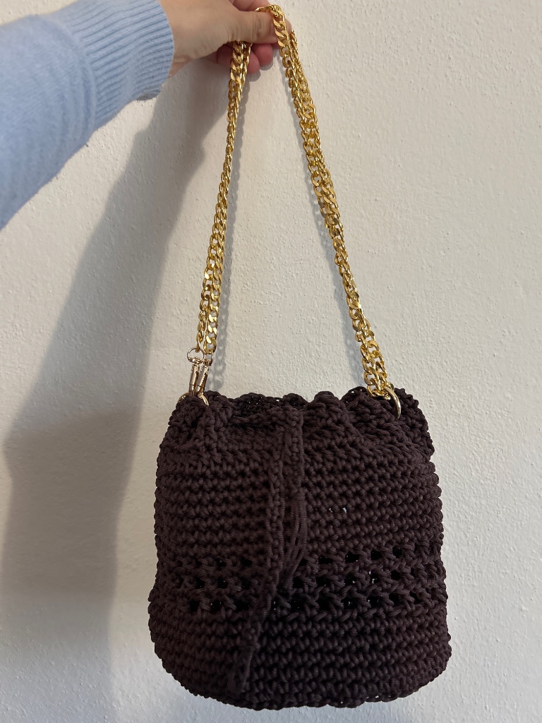 Borsa a secchiellino crochet, con catena dorata allungabile